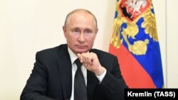 Президент России Владимир Путин в Ново-Огарево во время встречи в режиме видеоконференции.