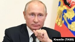 Президент России Владимир Путин во время видеоконференции с дагестанскими чиновниками на фоне ситуации с коронавирусом в Дагестане. 18 мая 2020 года.