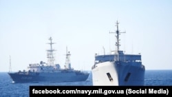 «Донбас» (праворуч) входить в Азовське море під ескортом російського корабля