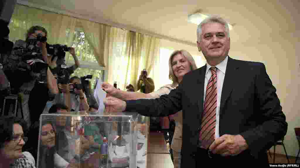 Kandidat Srpske napredne stranke Tomislav Nikolić na biračkom mestu