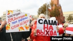 Люди держат таблички с надписью «Твоих реформ достаточно, чтобы рассмешить курицу» и «Саша, уходи» во время Марша пожилых людей в центре Минска. Беларусь - 26 октября 2020 г .