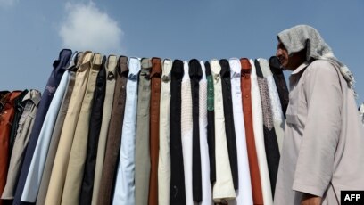 Желіде үлкен жыныстық ерні бар орыс әйелі