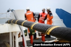 Прокладка подводного электрического кабеля и оптического волокна в Западной Франции. Так компания ERDF тянет сеть на бретонский остров Бель-Иль-ан-Мер, где живет 5000 человек. 11 марта 2015 года