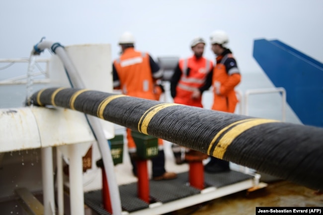 Теңіз астына төселетін интернет кабелі. Франция, 2015 жыл.