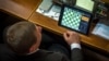 Депутат Сергей Шахов играет в шахматы в Верховной Раде 