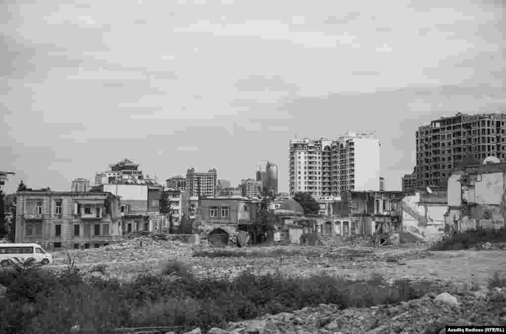 Birinci mərhələdə Nərimanov heykəlinin ətrafından Hüseyn Cavid parkına qədər ərazi tam köçürüldü və avtomobil yolu salındı".