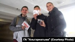 Актывісты грамадзкага аб’яднаньня «Альтэрнатыва» пры падтрымцы ініцыятывы «Рок-салідарнасьць» віншавалі студэнтаў БНТУ з Днём бел-чырвона-белага сьцяга і герба «Пагоня». Менск, 19 верасьня 2016 году