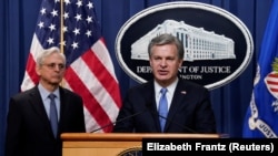 Directorul FBI, Christopher A. Wray (în dreapta), a declarat că instituția pe care o conduce a mobilizat resurse semnificative pentru a duce investigația până la capăt. (Fotografie de arhivă)