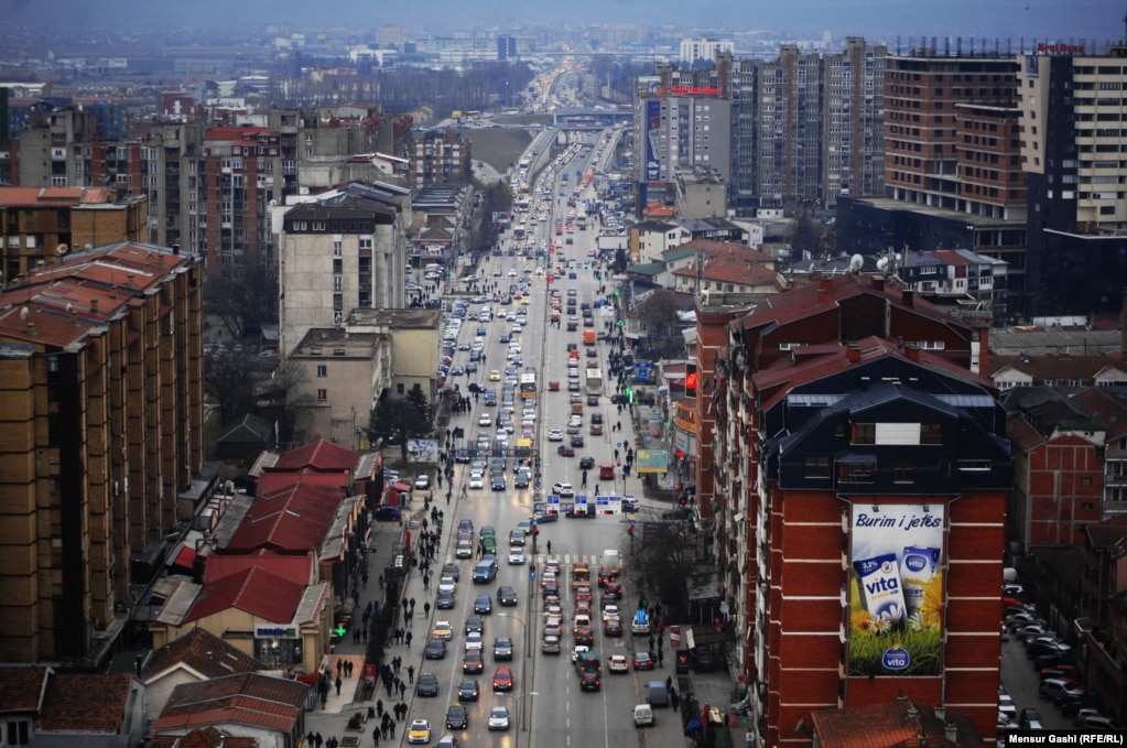 A view down one of the main roads of Pristina. The weather on February 10 hovered around -1 degrees Celsius. (Photo by Mensur Gashi)