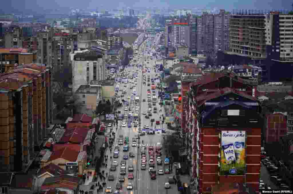 A view down one of the main roads of Pristina.&nbsp;The weather on February 10 hovered around -1 degrees Celsius. (Photo by Mensur Gashi)