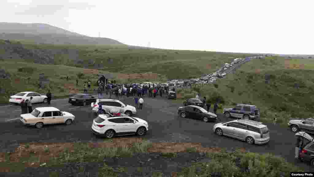 В поддержку группы &quot;Сасна црер&quot; демонстранты 31 июля перекрыли движение на одной из дорог, ведущих в Ереван