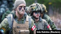 Militari canadieni, în timpul exercițiilor NATO din Letonia, 15 aprilie 2020