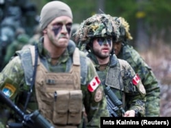 Канадские военнослужащие из контингента НАТО принимают участие в военных учениях в Латвии 15 апреля 2020 года