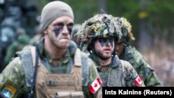 Militari canadieni, în timpul exercițiilor NATO din Letonia, 15 aprilie 2020