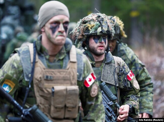 Канадские военнослужащие из контингента НАТО принимают участие в военных учениях в Латвии 15 апреля 2020 года