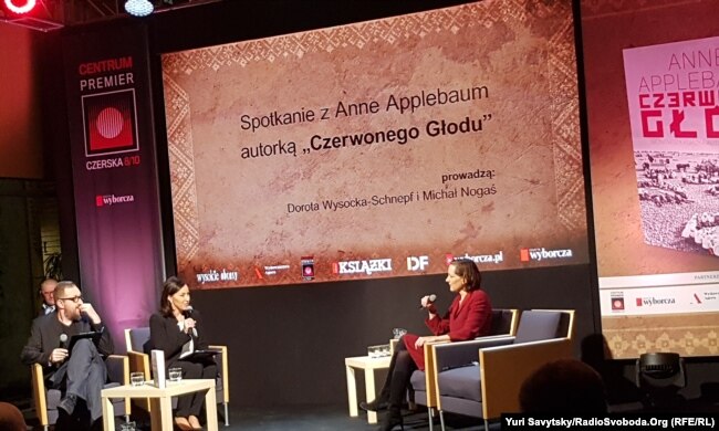 Енн Епплбаум (праворуч) під час презентації книги «Червоний голод» у Варшаві.