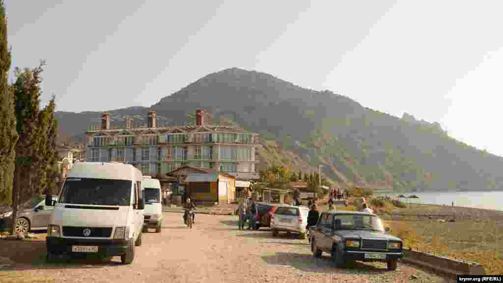 Один из туристических маршрутов на горный массив Караул-Оба начинается с пляжной зоны села Веселое