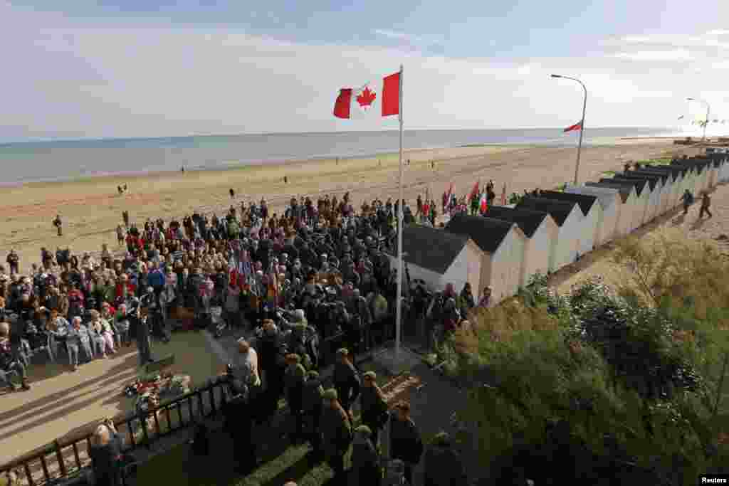 احترام سربازان کانادایی به کشته شدگان جنگ جهانی دوم