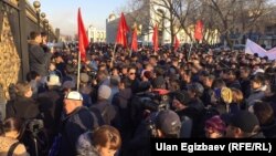 Bishkek shahrining markaziy maydonida O‘murbek Tekebaevning tarafdorlari norozilik mitingi o‘tkazmoqda. 2017 yil, 27 fevral.