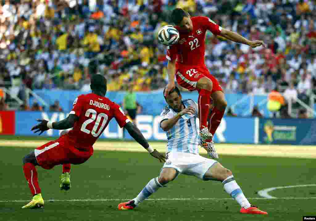 Argentina-İsveçrə - 1:0. Gonzalo Higuain vs. Fabian Schaer.