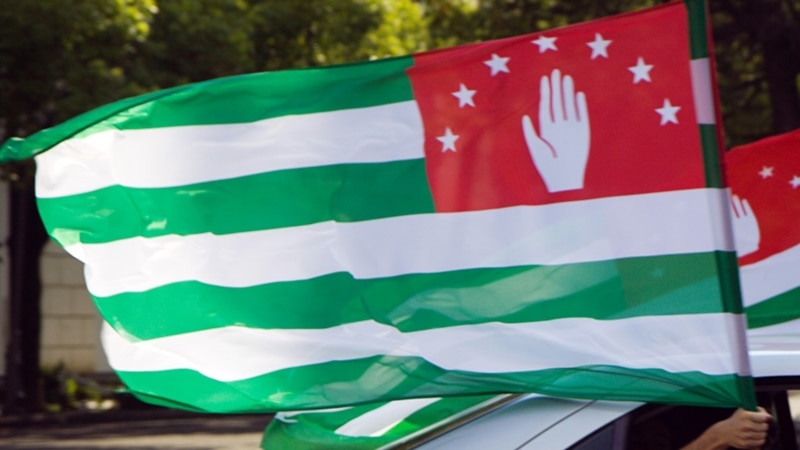 Сожжение абхазского флага вызвало гневную реакцию в Абхазии