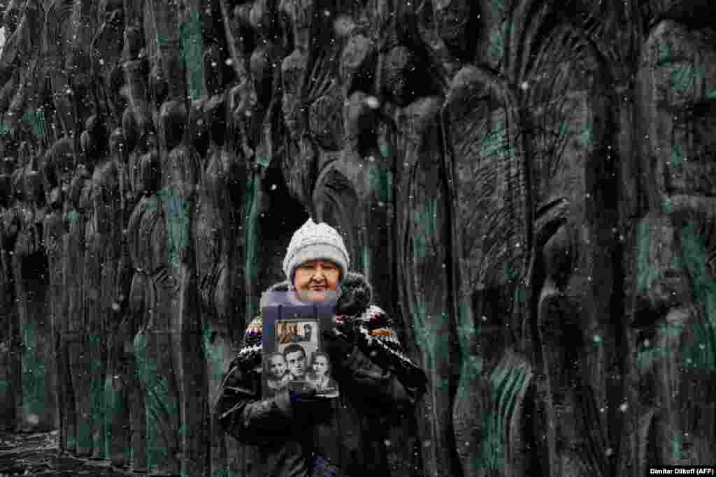 Жанчына каля помніка Сьцяна смутку ў Маскве ўшаноўвае памяць па ахвярах сталінскіх рэпрэсій, 30 кастрычніка.