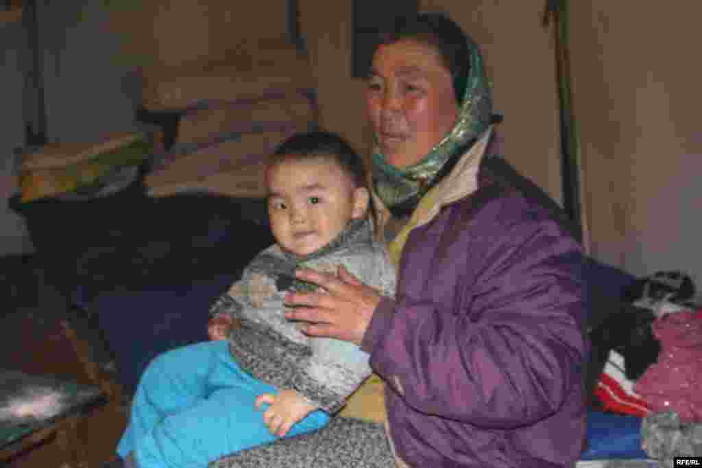 Жительница села Кызылагаш Нургуль Турсун с ребенком. 12 апреля 2010 года.