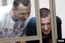 Олег Сенцов и Александр Кольченко беседуют с адвокатами за несколько минут до начала оглашения приговора