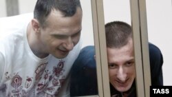 Ukrainian film director Oleh Sentsov (left) and his fellow defendant Oleksandr Kolchenko attend a hearing at a military court in the city of Rostov-na-Donu, August 25, 2015