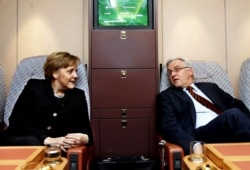 Канцлер Меркель та міністр закордонних справ Франк-Вальтер Штайнмаєр на борту урядового літака в 2006 році