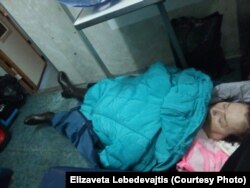 Валентина Якубова в вагоне поезда