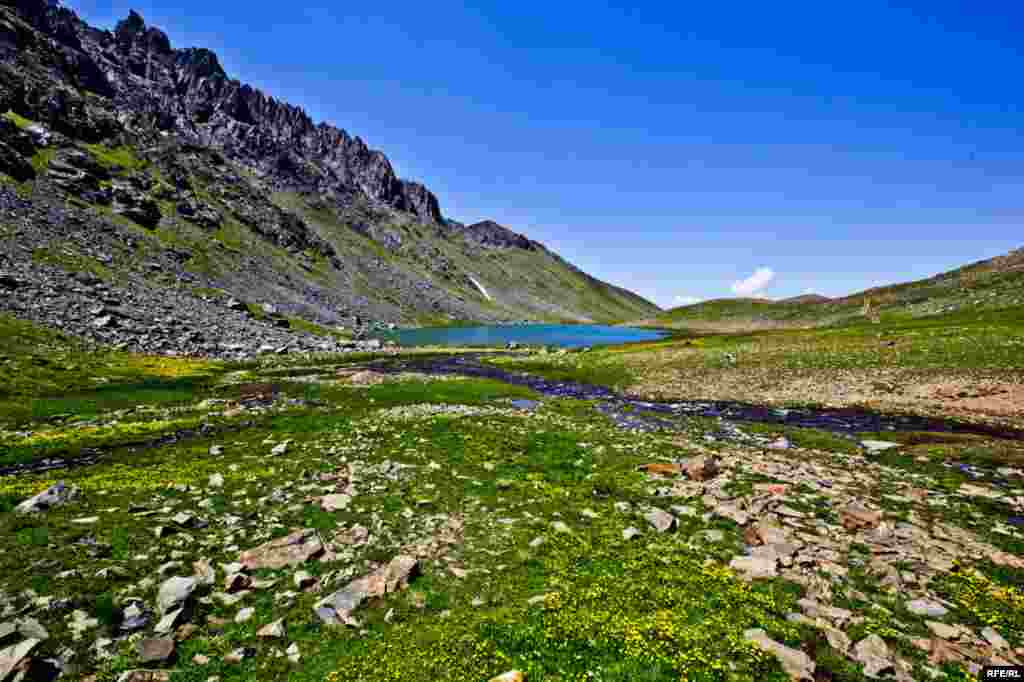 Dağ döşündə vulkanik göl – Göygöl #6
