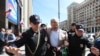 Полиция задерживает Сергея Митрохина у здания Госдумы