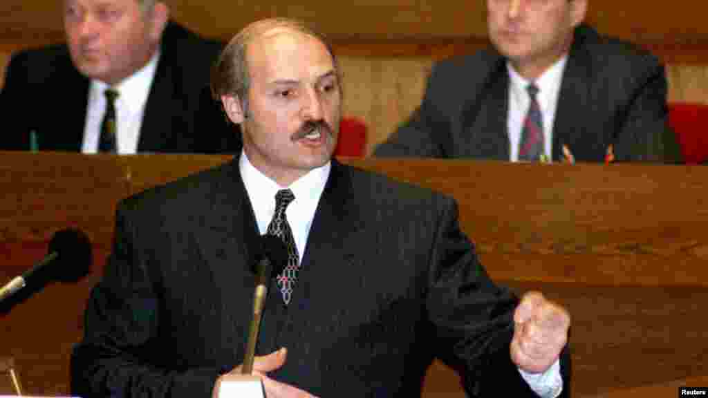 1996 год. Лукашэнка выступае перад парлямэнтам &mdash; Вярхоўным Саветам, які ён неўзабаве гвалтоўна разгоніць і заменіць на цалкам ляяльны яму Нацыянальны Сход