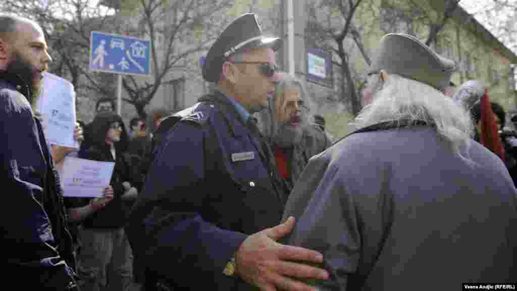 Protesti ispred Suda u Beogradu tokom sudskog procesa o rehabilitaciji Draže Mihailovića, 23. mart 2012.