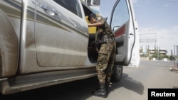Policia e Jemenit i kontrollon veturat në hyrje të aeroportit në kryeqytetin Sana