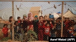 Copii sirieni într-o tabără de lângă Idlib, în apropierea frontierei cu Turcia, 22 octombrie 2019