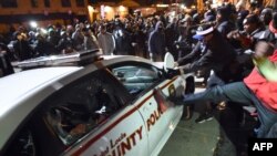 حمله معترضان به یک خودروی پلیس در فرگوسن، دوشنبه ۲۴ نوامبر
