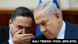 Israeli Prime Minister Benjamin Netanyahu (R) listens to Intelligence minister Yisrael Katz (L) during the weekly cabinet meeting at his office in Jerusalem, 26 September 2017.