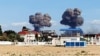 Дым над аэродромом в Новофедоровке поблизости от города Саки в оккупированном Крыму, 9 августа 2022 года