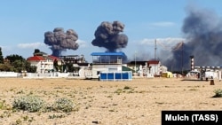 Дым от взрывов на военном аэродроме в поселке Новофедоровка вблизи города Саки в оккупированном Крыму, 9 августа 2022 года