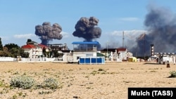 Дым от взрывов на военном аэродроме в крымском поселке Новофедоровка, 9 августа 2022 года
