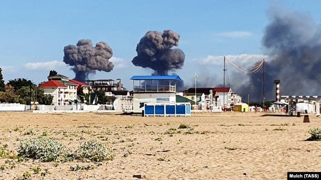 Дим від вибухів на військовому аеродромі у селищі Новофедорівка поблизу міста Саки в окупованому Криму, 9 серпня 2022 року