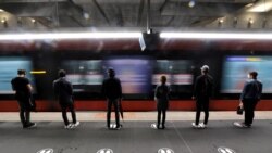 Čekajući metro u Nici, Francuska