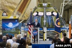 Башкы администратор Ж. Бриденстайн Айга жана Марска автронавттарды жөнөтүү боюнча иштердин жүрүшү менен НАСАнын кызматкерлерин тааныштырууда.