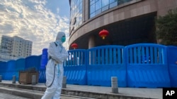 Человек в защитном костюме в Ухане, китайском городе, который считается местом вспышки коронавируса