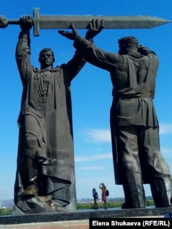 Памятник "Тыл – фронту"