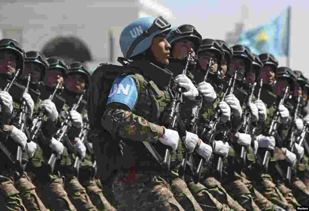 7 мая в Астане прошел военный парад, в котором участвовало около двух тысяч военнослужащих министерства обороны, пограничной службы, МЧС, МВД, республиканской гвардии. Парад был приурочен ко Дню защитника Отечества. Эта дата отмечается в Казахстане второй год. Официально 7 мая является днем рождения Вооруженных сил Казахстана.