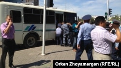 Полиция задерживает людей, протестовавших у здания прокуратуры Астаны. 20 августа 2013 года.