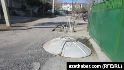 It's not the first time the Turkmen authorities have attempted to rid the country of satellite dishes, but this time the efforts seem more serious.